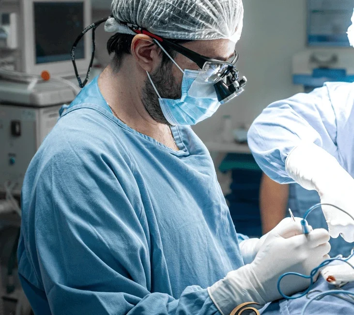 Dr Ricardo Zantieff operando a tireoide