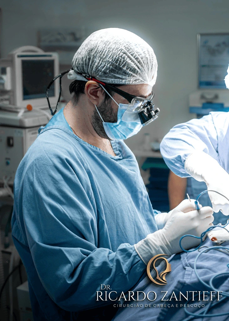 Dr Ricardo Zantieff operando a tireoide